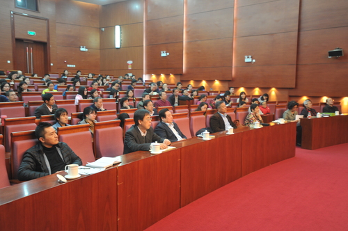 与会人员认真听取报告 与会人员认真听取报告