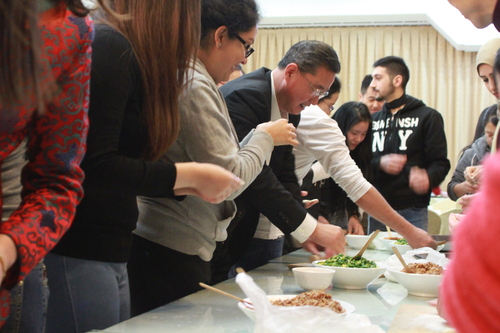 大家一起包饺子 大家一起包饺子