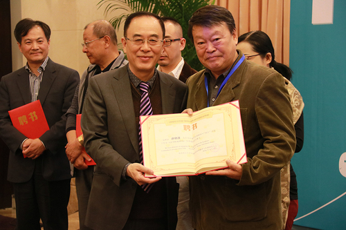 CCTSS“译点”诗歌工作室学术委员会成员接受聘书 CCTSS“译点”诗歌工作室学术委员会成员接受聘书