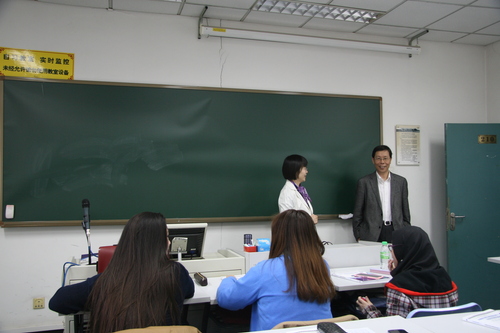 崔校长与汉语学院师生交流 崔校长与汉语学院师生交流
