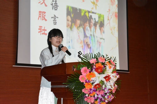 霓衿汉服社代表在台上答辩 霓衿汉服社代表在台上答辩