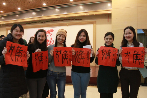 国际学生亲手写”猴“字 国际学生亲手写”猴“字