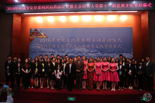 与会嘉宾与同学合影 与会嘉宾与同学合影
