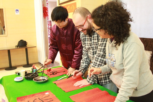 国际学生亲手尝试书法 国际学生亲手尝试书法