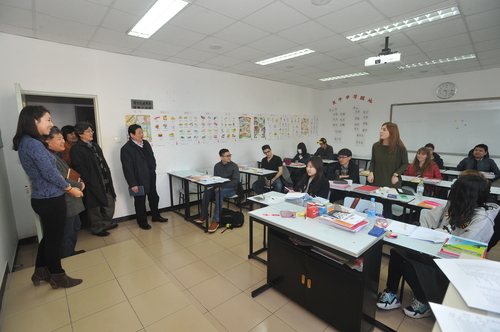 李书记与留学生交流 李书记与留学生交流