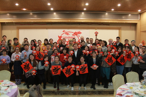 中外学生同校领导合影留念 中外学生同校领导合影留念