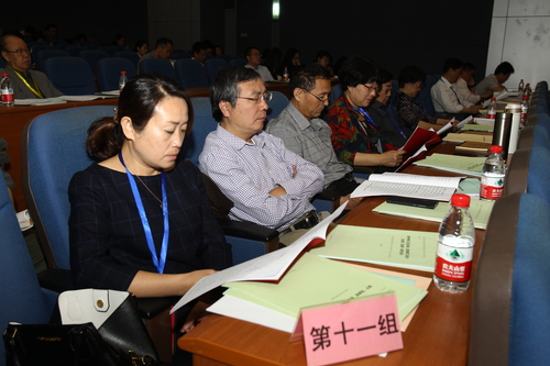 与会代表听取报告 与会代表听取报告
