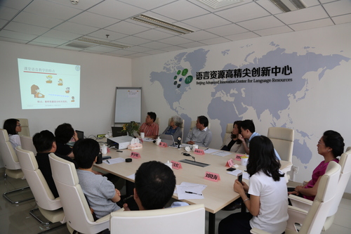 张劲松教授展示汉语学习软件“尔雅中文”APP 张劲松教授展示汉语学习软件“尔雅中文”APP