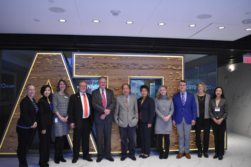 会议发言嘉宾与主办方代表合影留念 会议发言嘉宾与主办方代表合影留念