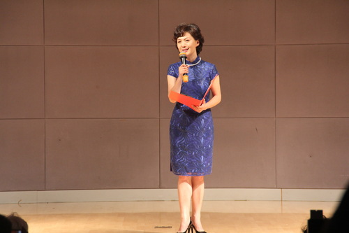 1 新闻联播主持人海霞老师带来朗诵《纪念白求恩》 1 新闻联播主持人海霞老师带来朗诵《纪念白求恩》