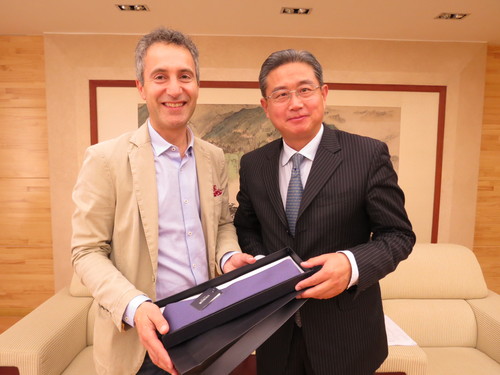 送雷丁大学副校长礼物 送雷丁大学副校长礼物