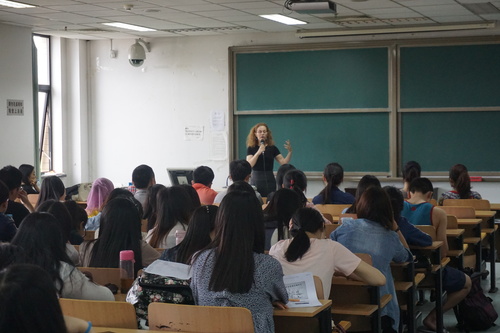 中以学术交流促进会主席Carice教授为我校学生进行讲座 中以学术交流促进会主席Carice教授为我校学生进行讲座