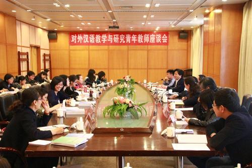 与会代表在热烈讨论 与会代表在热烈讨论