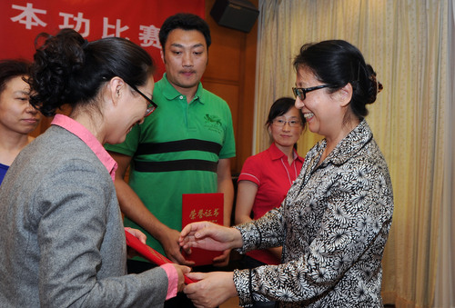 校学术委员会主任张博教授为获奖选手颁奖 校学术委员会主任张博教授为获奖选手颁奖