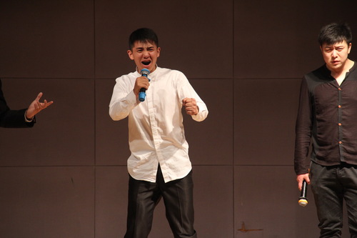 2 朗诵者慷慨激昂 2 朗诵者慷慨激昂