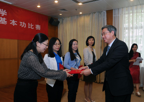 校党委副书记王鲁新为获奖选手颁奖 校党委副书记王鲁新为获奖选手颁奖