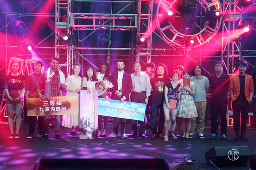 王鲁新副书记与获奖选手合影 王鲁新副书记与获奖选手合影