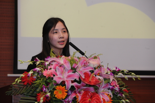 学生代表商学院曾士茵发言 学生代表商学院曾士茵发言