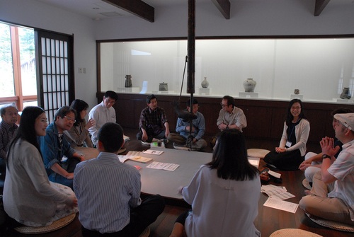 孔院教师与参加活动的市民促膝而谈 孔院教师与参加活动的市民促膝而谈