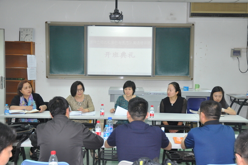 北京市卫计委国际合作处鲍处长做开班动员 北京市卫计委国际合作处鲍处长做开班动员