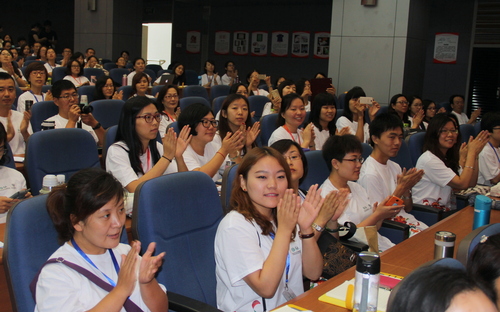 学员们以雷鸣般的掌声热烈欢迎诸位专家领导入场 学员们以雷鸣般的掌声热烈欢迎诸位专家领导入场