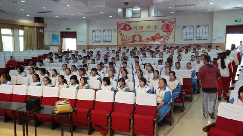 石油附中同学们认真聆听讲解 石油附中同学们认真聆听讲解