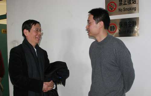 崔校长与陆老师交谈 崔校长与陆老师交谈