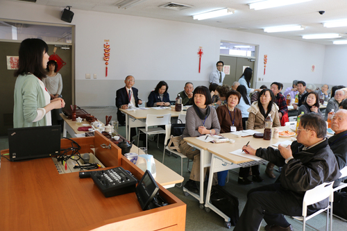 大家兴致勃勃地聆听茶艺讲座 大家兴致勃勃地聆听茶艺讲座