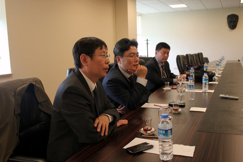 崔校长聆听外方汇报-001 崔校长聆听外方汇报-001