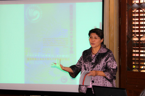 图片2 徐弘教授正在讲解如何使用《国际汉语教学通用课程大纲》-001 图片2 徐弘教授正在讲解如何使用《国际汉语教学通用课程大纲》-001