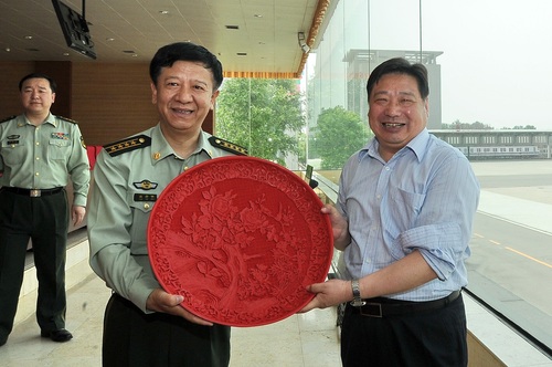 赠送纪念品 赠送纪念品