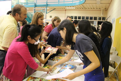 书摊前人头攒动-001 书摊前人头攒动-001