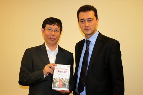 吉来院长将自己的著作《康有为的奥斯曼帝国游记》赠给崔校长-001 吉来院长将自己的著作《康有为的奥斯曼帝国游记》赠给崔校长-001