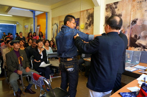 图片3. 刘光瑞先生展示推拿术-001 图片3. 刘光瑞先生展示推拿术-001