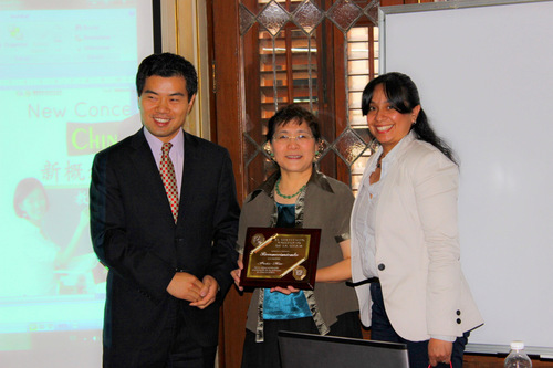 图片4 培训结束后UNAM孔院中墨方院长向徐弘教授赠送纪念品-001 图片4 培训结束后UNAM孔院中墨方院长向徐弘教授赠送纪念品-001