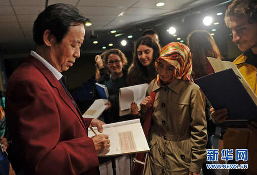 庞中华先生为学生签名 庞中华先生为学生签名