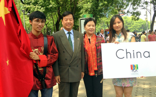 图片2 曾钢大使夫妇与旗手合影-001 图片2 曾钢大使夫妇与旗手合影-001