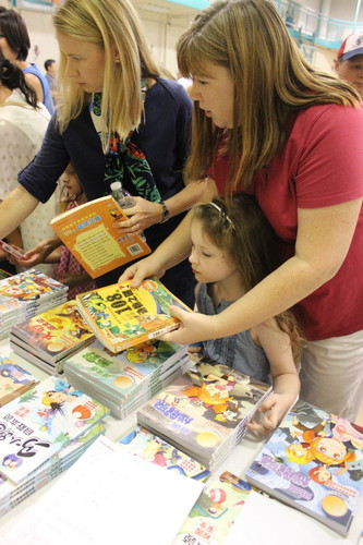 美国家长精心为孩子挑选图书-001 美国家长精心为孩子挑选图书-001