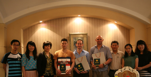 速成学院领导为学员们颁发结业证书 速成学院领导为学员们颁发结业证书