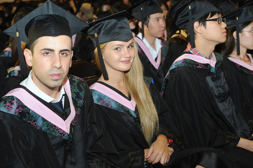 中外毕业生 中外毕业生