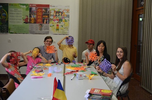 图片三:剪纸课 图片三:剪纸课