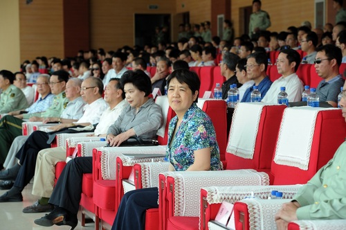 师生观看表演 师生观看表演