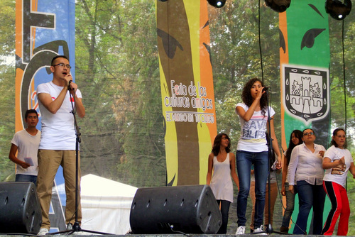 图片4 孔院师生在友博会舞台上放声歌唱-001 图片4 孔院师生在友博会舞台上放声歌唱-001