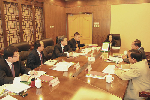 与会双方会谈 与会双方会谈