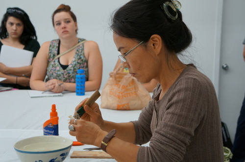 图片1.周瑛老师为大家示范毛笔的制作过程-001 图片1.周瑛老师为大家示范毛笔的制作过程-001