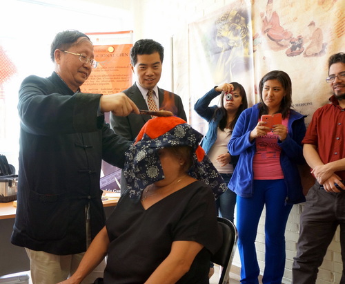 图片2. 刘光瑞先生展示“刘氏刺熨疗法”-001 图片2. 刘光瑞先生展示“刘氏刺熨疗法”-001