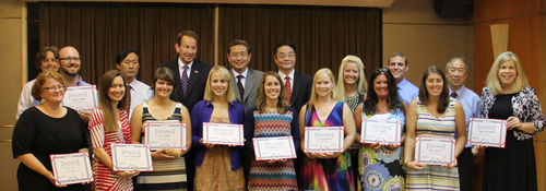 为青年教师颁发结业证书 为青年教师颁发结业证书