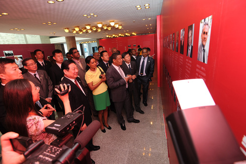 参观校史展 参观校史展