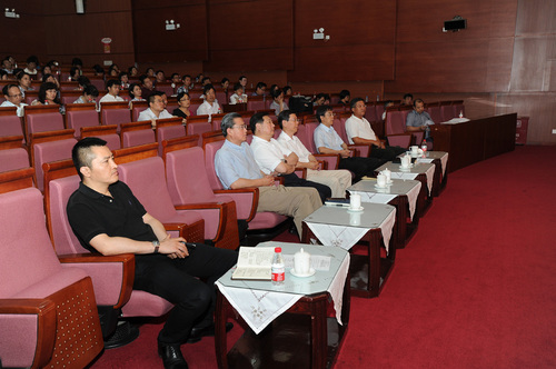 学校全体校领导出席了此次会议 学校全体校领导出席了此次会议