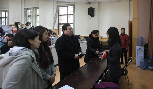 李书记与周老师交流 李书记与周老师交流